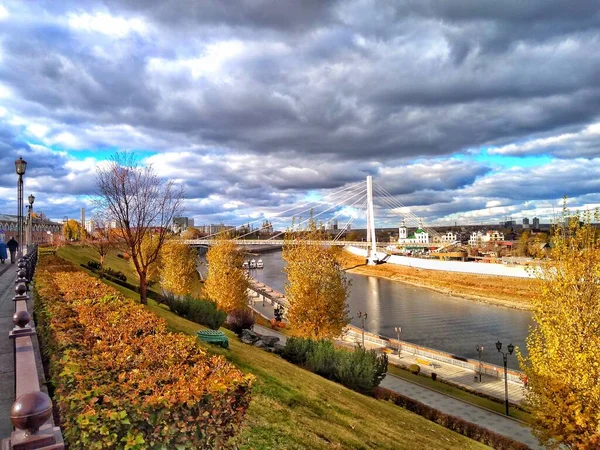 Поворот Реки Осеннем Городе Идет Вправо Вдалеке Мост Через Реку — стоковое фото