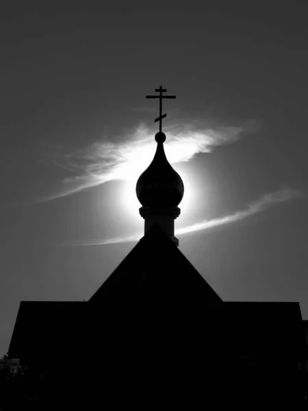 Силуэт Христианской Церкви Против Неба Тонкие Облака Окаймляют Корону Виде — стоковое фото