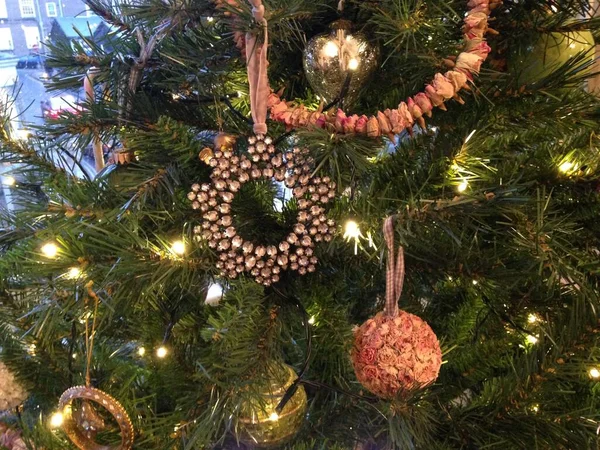 Close Christmas Tree Decorations — Stockfoto