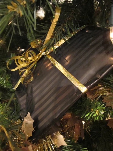 Christmas Present Wrapped Black Gold Tree — Stockfoto