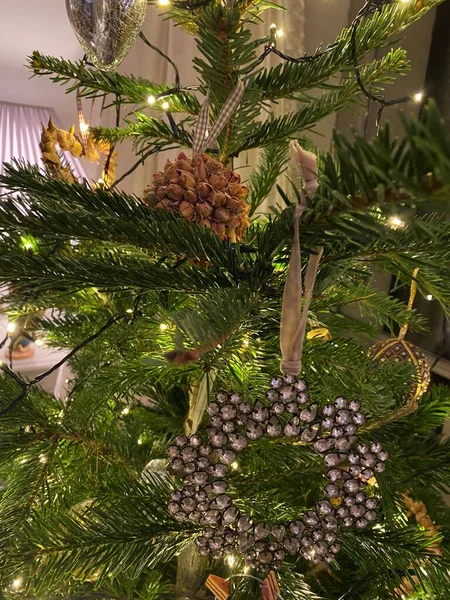 Kerstboom Met Versieringen — Stockfoto