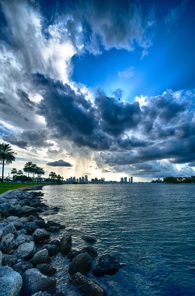 Wolken boven de oceaan — Stockfoto