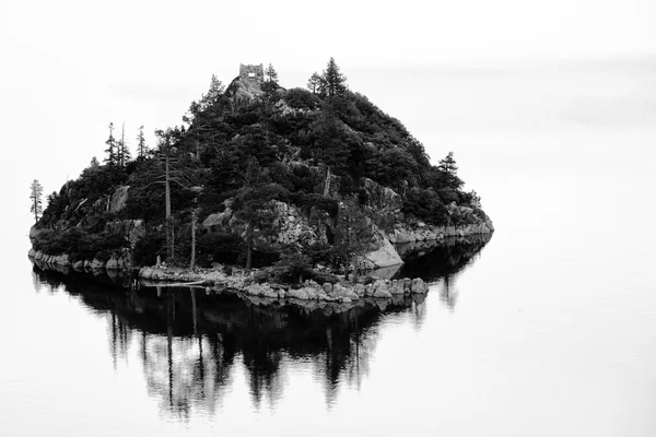 Isla en un lago —  Fotos de Stock