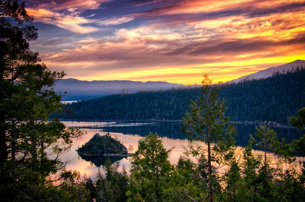 Alacakaranlıkta Lake tahoe — Stok fotoğraf
