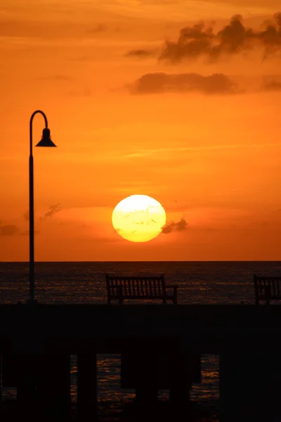 Molo o zachodzie słońca — Zdjęcie stockowe