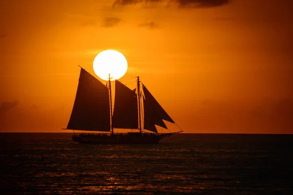 Ship in the ocean — Stock Photo, Image