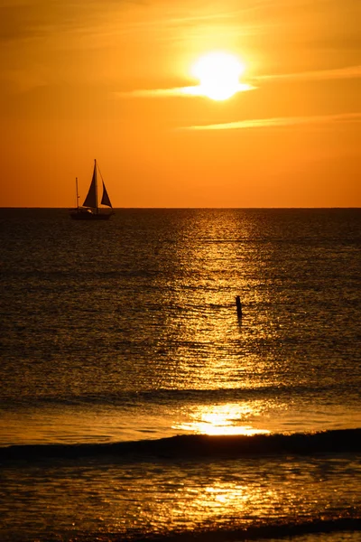 Schiff im Ozean — Stockfoto