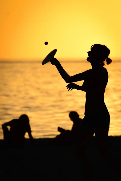 Γυναίκα που παίζει μπάλα κουπί στην παραλία — Φωτογραφία Αρχείου
