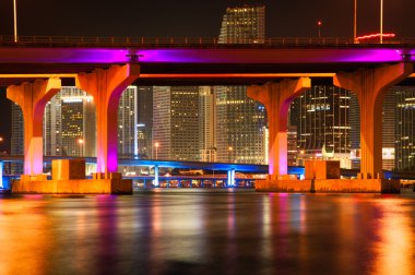 MacArthur causeway Köprüsü, gece