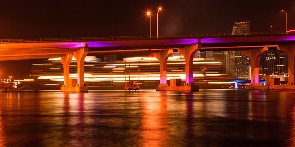 MacArthur causeway Köprüsü, gece — Stok fotoğraf