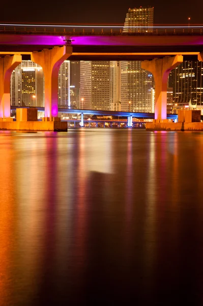 MacArthur causeway bron på natten — Stockfoto