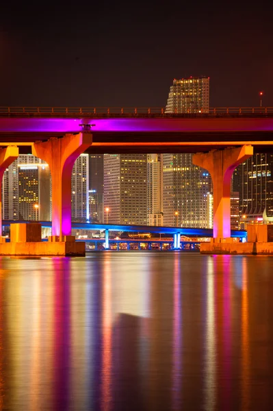 MacArthur Causeway Bridge at night — Stock Photo, Image