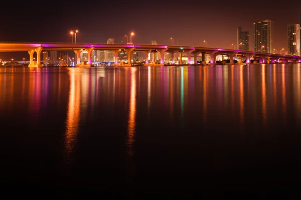 MacArthur Causeway Bridge at night — Stock Photo, Image