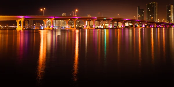 MacArthur causeway most nocą — Zdjęcie stockowe