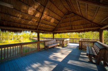 boş bankların üzerinde bir köprü