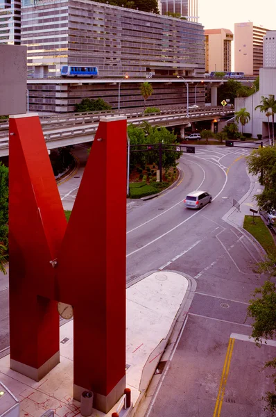 Rzeźba w centrum miami — Zdjęcie stockowe