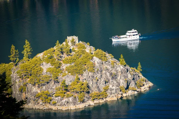 Isola in un lago — Foto Stock