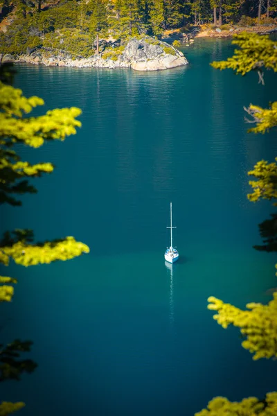 Båt i en sjö — Stockfoto