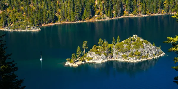 Isla en un lago —  Fotos de Stock