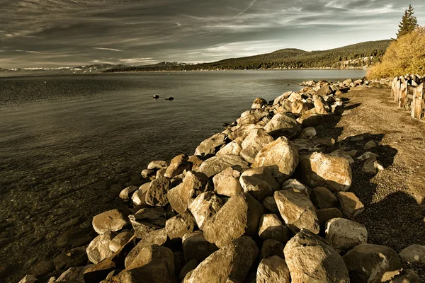 Rocas a orillas del lago —  Fotos de Stock