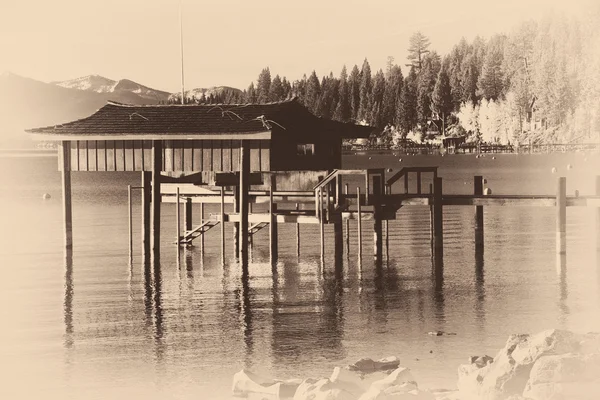 Cabaña inclinada en un lago — Foto de Stock