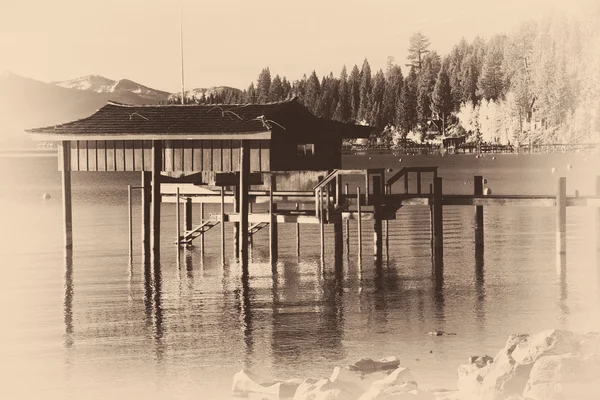 Cabane inclinable dans un lac — Photo