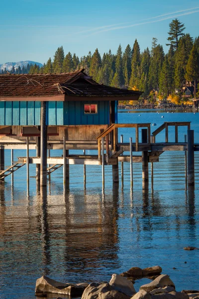 Cabana de inclinação em um lago — Fotografia de Stock