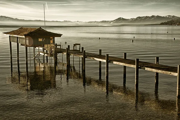 Cabaña inclinada en un lago — Foto de Stock