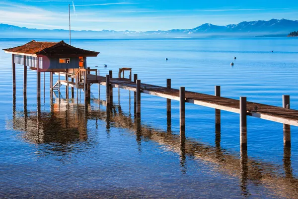 Cabana de inclinação em um lago — Fotografia de Stock