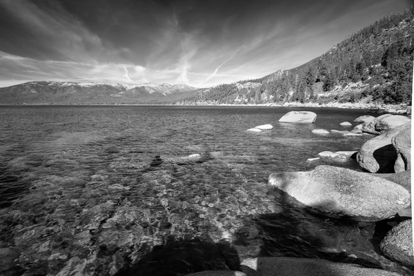 Rochers au bord du lac — Photo