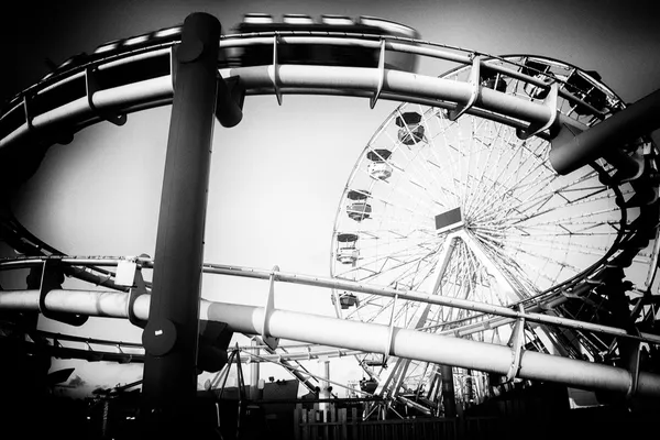 Amusement park rides on a pier — Stock Photo, Image