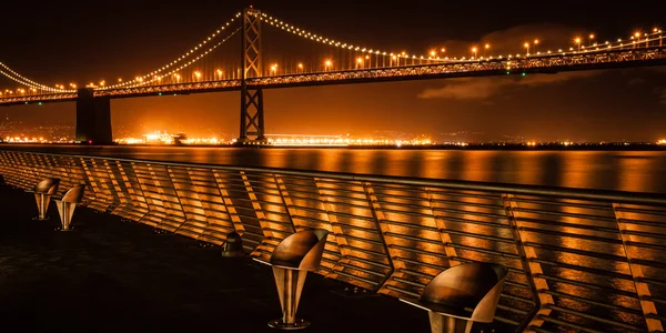 Baai brug bij nacht — Stockfoto