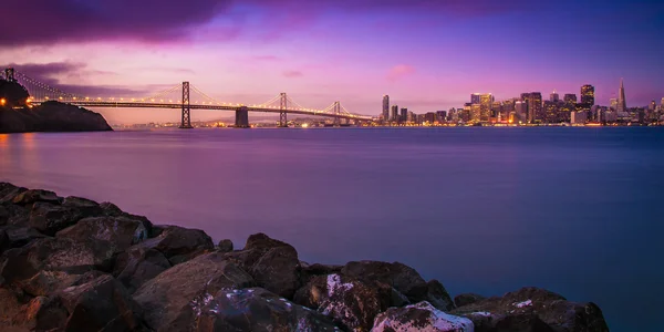 Bay Bridge através de uma baía — Fotografia de Stock