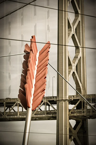 Cupido pijl en golden gate bridge — Stockfoto