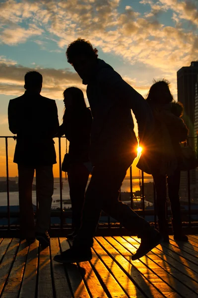 Mann tanzt auf Terrasse — Stockfoto