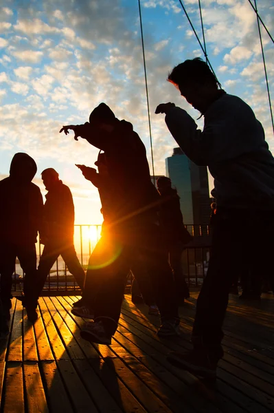 Män dansar på terrassen — Stockfoto