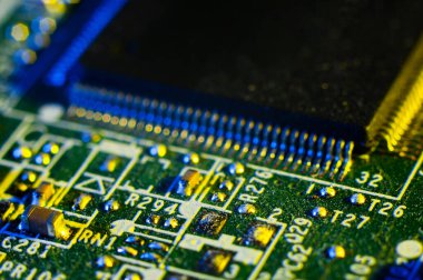 Makro fotoğrafçılık, sarı ve mavi ışıklandırma ile kaplanmış elektronik devre kartının yakın çekimi