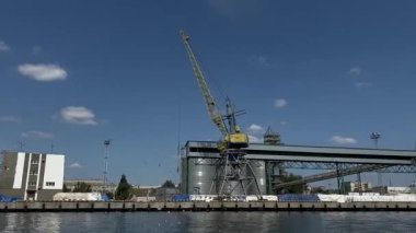 Kherson, Ukrayna - 22 Ağustos 2021 Kherson limanı. Vinçler boşaltılıyor