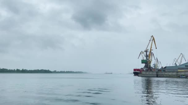 Херсон, Украина - 22 августа 2021: Херсонский морской порт пуст в тумане. Застой в водной отрасли — стоковое видео