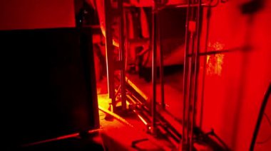 Fabrika odası yanıp sönüyor.