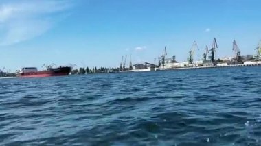 Kherson, Ukrayna - 22 Ağustos 2021 Kherson limanı. Gemileri boşaltmak için su çekişleri ve vinçler