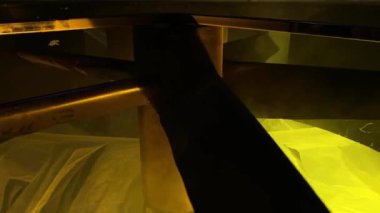 Büyük endüstriyel yelpaze duman içinde dönüyor