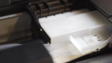Matbaa arabasının parmak izleri yakın planda. Yazdırma hakkında bir makale için arkaplan
