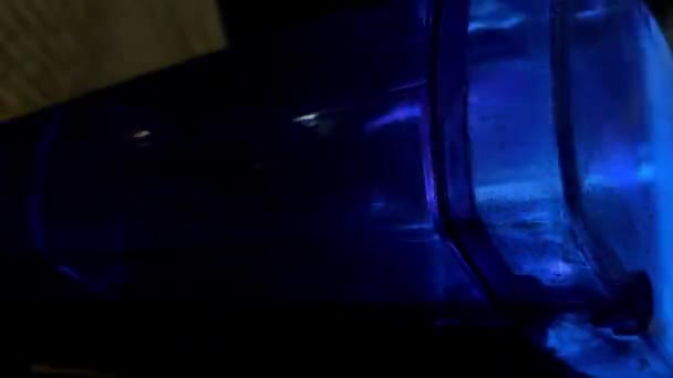 Luces intermitentes azules de un coche de policía de cerca — Vídeo de stock