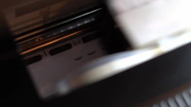 Yazıcı COVID 19 hakkındaki makalenin başlığını yazdırır