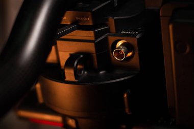 Kiev, Ukrayna - 14 Ağustos 2021: Kameradan üç eksenli sabitleyici Dji Ronin 2 'ye görüntü aktarımı için sdi çıktısı