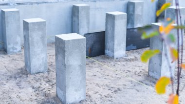 Teras iskeletinin inşası için beton sütunlar döküldü