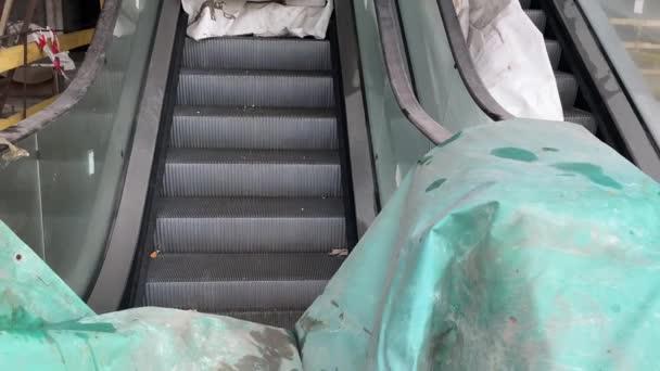 Escaleras mecánicas en un centro comercial abandonado sin terminar — Vídeos de Stock