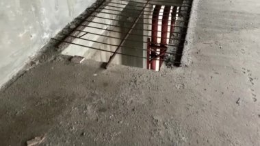 Bitmemiş bir alışveriş ve eğlence merkezinde lağım ve su boruları.