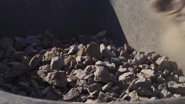 用瓦砾装卸车的过程 — 图库视频影像